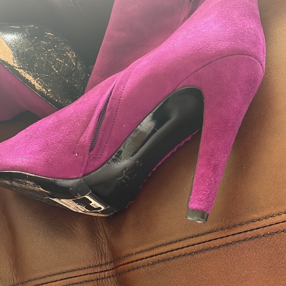 A beautiful sexy high heels Kenneth Cole boot, The color is fuchsia . - Picture 5 of 5